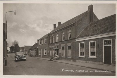 OVEZANDE - Hoofdstraat met Gemeentehuis