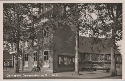 OOSTKAPELLE - Gemeentehuis en N.H. Kerk