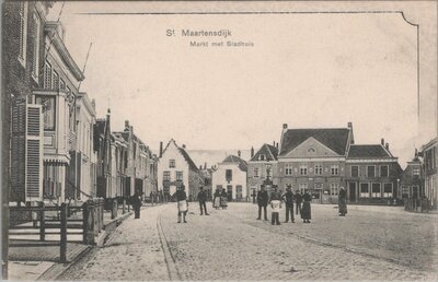 ST. MAARTENSDIJK - Markt met Stadhuis