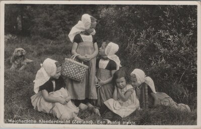 WALCHEREN - Kleederdracht (Zeeland). Een rustig plekje