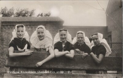 WALCHEREN - Klederdracht (Zeeland). Een vrolijk vijftal