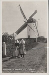 WALCHEREN - Kleederdracht (Zeeland). Op de wandeling