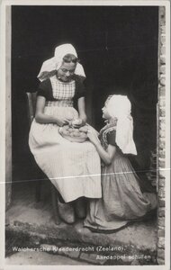 WALCHEREN - Kleederdracht (Zeeland). Aardappel schillen