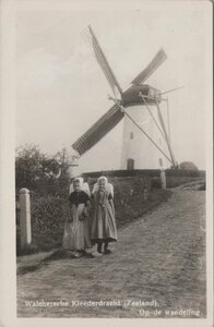 WALCHEREN - Kleederdracht (Zeeland). Op de wandeling