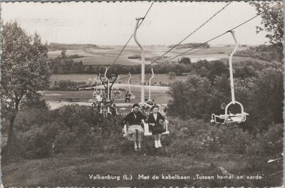VALKENBURG - Met de kabelbaan Tussen hemel en aarde