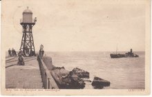 IJMUIDEN - Kop van de Zuidpier met Zandzuiger