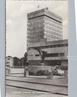 EINDHOVEN - Stadhuis met Oorlogsmonument