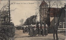 STAPHORST - Bij het uitgaan der Kerk te Staphorst