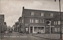 RENKUM - Dorpsplein met Dorpsstraat