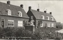 DOEZUM - Kerkplein met Verzetsmonument