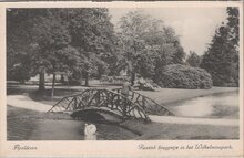 APELDOORN - Rustiek bruggetje in het Wilhelminapark