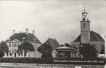 HELLEVOETSLUIS - Gemeentehuis en Ned. Herv. Kerk