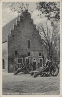 DOORWERTH - Kasteel Doorwerth. Binnenplaats met oude gevel