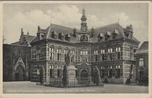 UTRECHT - Universiteitsgebouw met Standbeeld Graaf Jan van Nassau