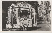 AMSTERDAM - Draaiorgel op een der grachten