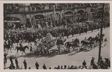 AMSTERDAM - De Gouden Koets op de rijtoer na de inhuldiging op het Leidscheplein 6 September 1948
