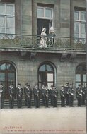 AMSTERDAM - H. M. de Koningin en Z. K. H. de Prins op het Balkon voor het Kon. Paleis