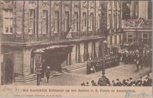 AMSTERDAM - Het Koninklijk Echtpaar op het Balcon v. R. Paleis te Amsterdam