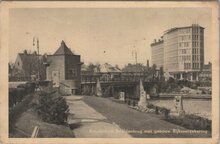 AMSTERDAM - Beeldenbrug met gebouw Rijksverzekering