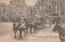 AMSTERDAM - Bezoek van het koninklijk Echtpaar a. h. Rijksmuseum