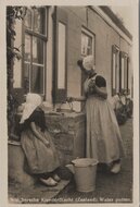 WALCHEREN - Kleederdracht (Zeeland). Water putten