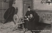 STAPHORST - Bij het spinnewiel