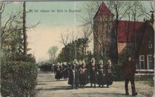 STAPHORST - Bij het uitgaan der Kerk te Staphorst
