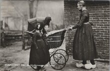 STAPHORST - Met de kinderwagen op stap