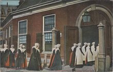 AMSTERDAM - Burgerweesmeisjes met ingang Nieuwe kerk