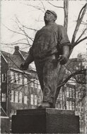 AMSTERDAM - Verzetsmonument De Dokwerker aan het Jonas Daniël Meyerplain
