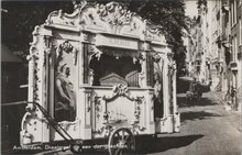 AMSTERDAM - Draaiorgel op een der grachten