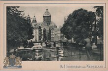 AMSTERDAM - Kolkje met gezicht op de St. Nicolaaskerk