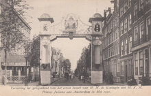 AMSTERDAM - Versiering ter gelegenheid van het eerste bezoek van H. M. de Koningin met H. K. H. Prinses Juliana aan Amsterdam in Mei 1910