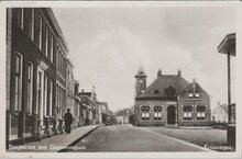 KRUININGEN - Dorpstraat met Gemeentehuis