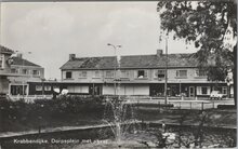 KRABBENDIJKE - Dorpsplein met vijver