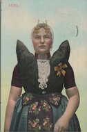 AXEL - Vrouw in Klederdracht