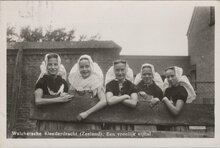 WALCHEREN - Kleederdracht (Zeeland) Een vroolijk vijftal