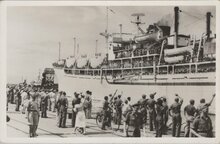 NEDERLANDS INDIE - S.S. Nelly Afscheid van Tandjong Priok bij 't vertrek naar Nederland