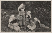 WALCHEREN - Kleederdracht (Zeeland). Een rustig plekje