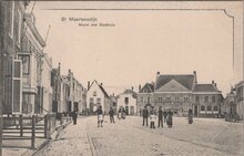 ST. MAARTENSDIJK - Markt met Stadhuis