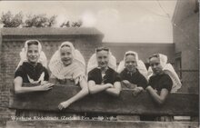 WALCHEREN - Klederdracht (Zeeland). Een vrolijk vijftal