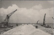 ZUIDERZEEWERKEN - Het aanbrengen van de keileembekleding