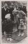 TIEL-Tijdens-een-officieel-bezoek-aan-Tiel-werd-H.M.-Koningin-Juliana-ontvangen-door-Appelflipje-Jul.-1950
