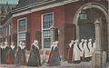 AMSTERDAM-Burgerweesmeisjes-met-ingang-Nieuwe-kerk