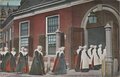 AMSTERDAM-Burgerweesmeisjes-met-ingang-Nieuwe-kerk