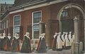AMSTERDAM-Burgerweesmeisjes-met-ingang-Nieuwe-kerk