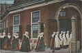 AMSTERDAM-Burgerweesmeisjes-met-ingang-Nieuwe-kerk